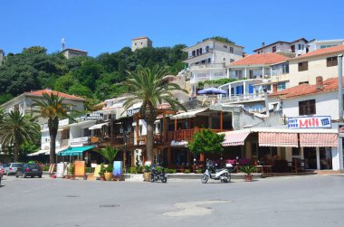 Ulcinj, Karadağ, 20 Haziran 2015. Karadağ 'ın eski kenti Ulcinj' de yaz aylarında insanlar yürüyor