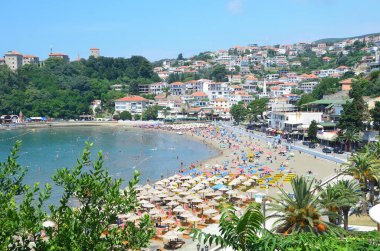 Ulcinj, Karadağ, 20 Haziran 2015. Yazın Eski Ulcinj kenti. Yerleşim alanları, cami ve sahil. Karadağ