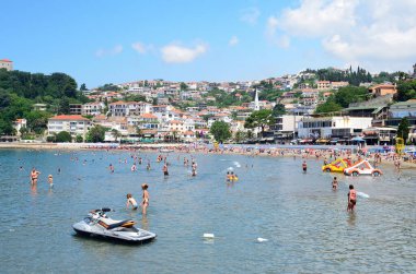 Ulcinj, Karadağ, 20 Haziran 2015. Yazın eski Ulcinj şehrindeki plajda dinlenen insanlar. Karadağ