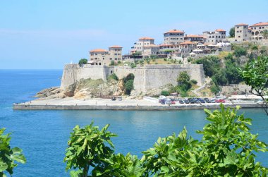Karadağ 'ın Upper Town ve Ulcinj kentindeki eski kaleler