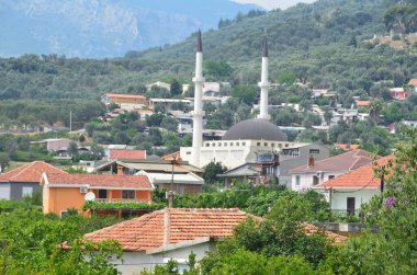 Karadağ 'ın Eski Bar kentindeki Selimiye Camii' nin kubbe ve minareleri