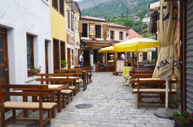 Old Bar, Karadağ, 20 Haziran 2015. Eski Bar 'daki turizm caddesindeki kafeler ve restoranlar Karadağ' daki ortaçağ kalesine çıkıyor