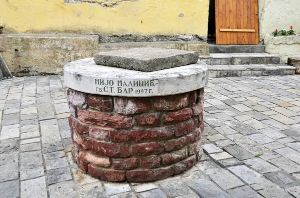 旧バー モンテネグロ 2015年6月20日 モンテネグロの旧市街の歴史地区の通りの一つの記念碑からよく閉鎖または台座 — ストック写真