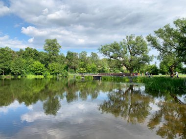 Haziranda bulutlu havalarda Pekhorka nehri ve Pekhorka Parkı 'ndaki toprak seti. Moskova bölgesi, Balashikha şehri, Rusya