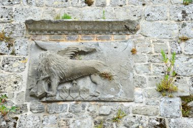Eski Bar 'ın kalesinin duvarında kanatlı aslan. Karadağ