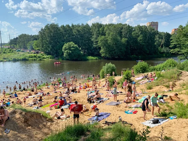 Balashikha Région Moscou Russie Juin 2020 Beaucoup Gens Reposent Sur Photos De Stock Libres De Droits