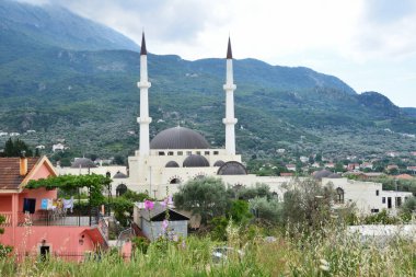 Bar, Karadağ, 20 Haziran 2015. Karadağ 'ın Eski Bar kentindeki Selimiye Camii' nin kubbe ve minareleri