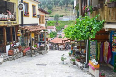 Old Bar, Karadağ, 20 Haziran 2015. Karadağ 'ın Eski Bar kentindeki turistik caddelerden biri yaz mevsiminde