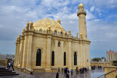 Bakü, Azerbaycan, 10 Eylül 2019. Bakü'de sonbaharda Tezepir Camii yakınlarında yürüyenler