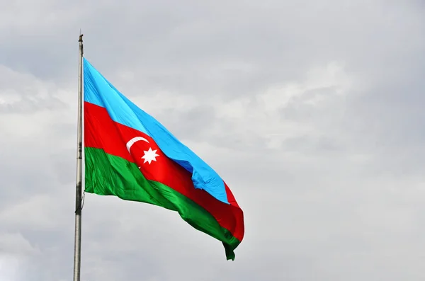 阿塞拜疆国旗是在多云的天气和灰蒙蒙的天空下发展起来的 — 图库照片