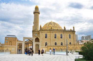 Bakü, Azerbaycan, 10 Eylül 2019. Bulutlu bir günde Bakü 'deki Tezepir Camii yakınlarında yürüyen insanlar