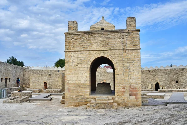 Antico Tempio Fuoco Ateshgah Azerbaijan Giorno Nuvoloso — Foto Stock