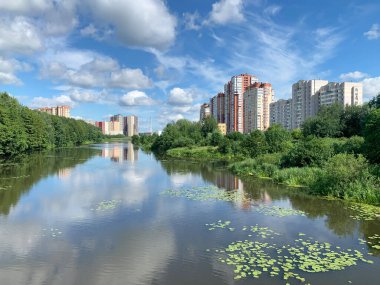 Rusya, Moskova, Balashikha şehri. Pekhorka nehri yazın güneşli bir gün ve Zarechnaya caddesinin manzarası