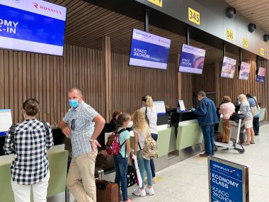 Moskova, Rusya, Temmuz 09, 2020. Sheremetyevo havaalanı, B terminali, Rusya, Moskova 'daki kontrol gişelerindeki yolcular.