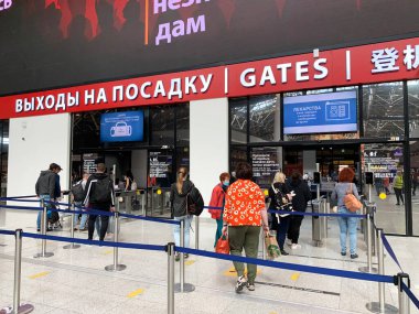 Moskova, Rusya, Temmuz 09, 2020. İnsanlar Sheremetyevo havaalanının B terminalinin kapılarına yakın.