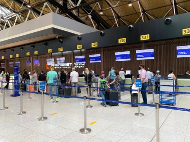 Moskova, Rusya, Temmuz 09, 2020. Sheremetyevo havaalanındaki bagaj bölümündeki yolcular, B terminali Rusya, Moskova.