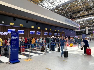 Moskova, Rusya, Temmuz 09, 2020. Sheremetyevo havaalanı, B terminali, Rusya, Moskova 'daki kontrol gişelerindeki yolcular.