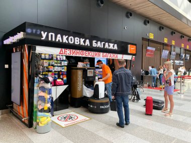 Moskova, Rusya, Temmuz 09, 2020. İnsanlar, Sheremetyevo havaalanı, B terminali Rusya, Moskova 'daki koronavirüs salgını sırasında bagaj paketleme ve dezenfekte bölgesinde.
