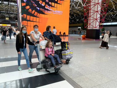 Moskova, Rusya, Temmuz 09, 2020. Coronavirus salgını sırasında Sheremetyevo Havaalanı B terminalinde maskeli yolcular. Rusya, Moskova