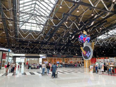 Moskova, Rusya, Temmuz 09, 2020. Kimileri tıbbi maskeli, kimileri Coronavirüs salgını sırasında Sheremetyevo havaalanındaki B terminalinde, kimileri ise Moskova 'da meydana gelen salgın hastalık sırasında meydana gelmemiş.