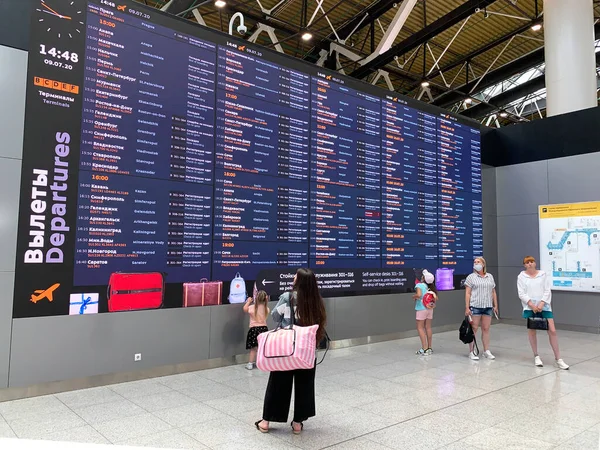 Moscú Rusia Julio 2020 Gente Está Cerca Junta Salida Aeropuerto — Foto de Stock