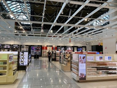 Moskova, Rusya, Temmuz 09, 2020. Sheremetyevo havaalanında müşterisi olmayan gümrüksüz dükkanlar, Coronavirus salgını sırasında B terminali. Rusya, Moskova