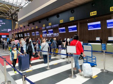 Moskova, Rusya, Temmuz 09, 2020. Sheremetyevo havaalanı, B terminali, Rusya, Moskova 'daki kontrol gişelerindeki yolcular.