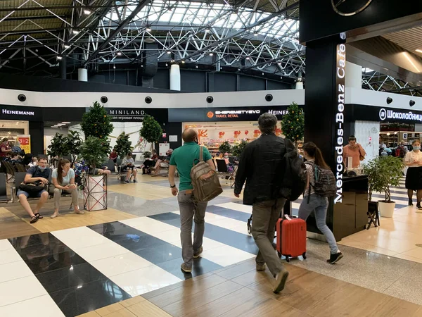 Moscú Rusia Julio 2020 Personas Zona Salida Aeropuerto Sheremetyevo Terminal — Foto de Stock