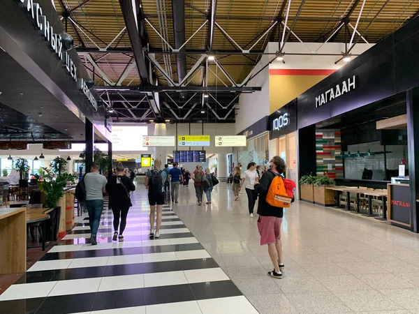 Moscú Rusia Julio 2020 Personas Zona Salida Aeropuerto Sheremetyevo Terminal — Foto de Stock