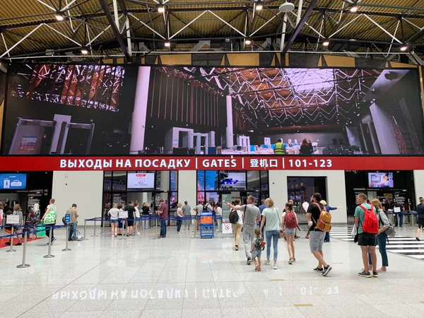 Moscú Rusia Julio 2020 Gente Está Cerca Las Puertas Embarque — Foto de Stock