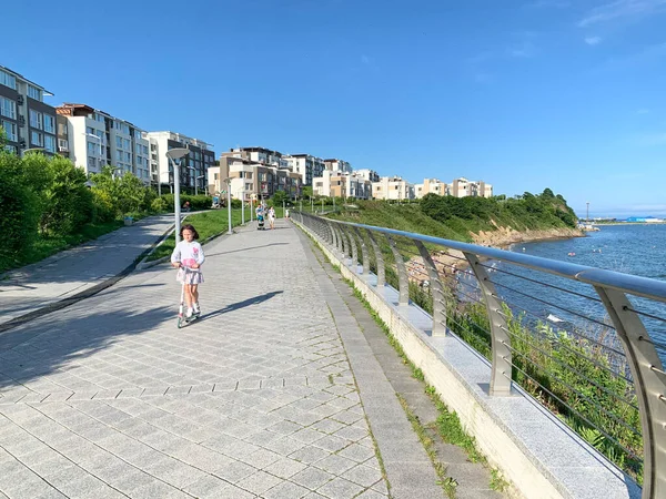 Vladivostok Rusia Julio 2020 Personas Caminando Largo Del Paseo Marítimo — Foto de Stock