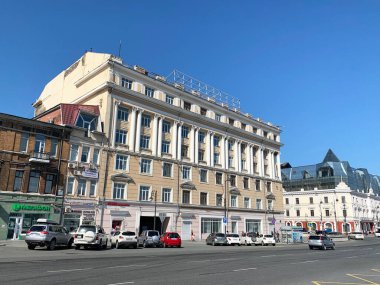 Vladivostok, Rusya, 13 Temmuz, 2020. Vladivostok 'taki Dalrybvtuz binasının yakınındaki Svetlanskaya caddesinde arabalar park halinde.