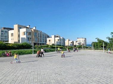 Vladivostok, Rusya, 13 Temmuz, 2020. Yazın güneşli bir günde Patroclus (Patrokl) körfezinde gezinen insanlar. Vladivostok, Rusya