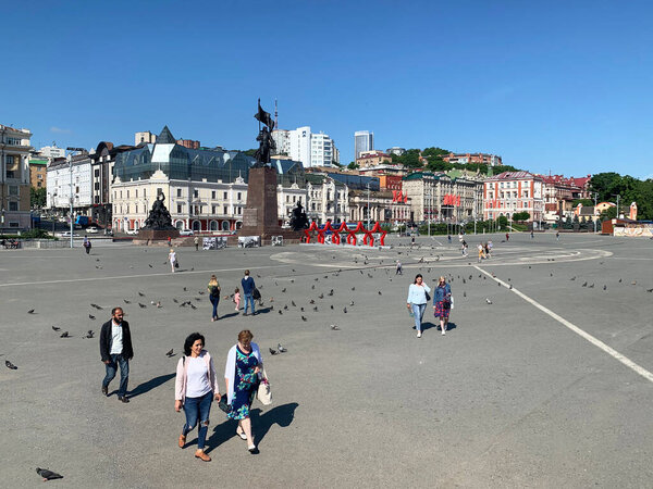 Владивосток, Россия, 13 июля 2020 г. Люди идут по площади революции Бойцы летом 2020 года в солнечный день во Владивостоке