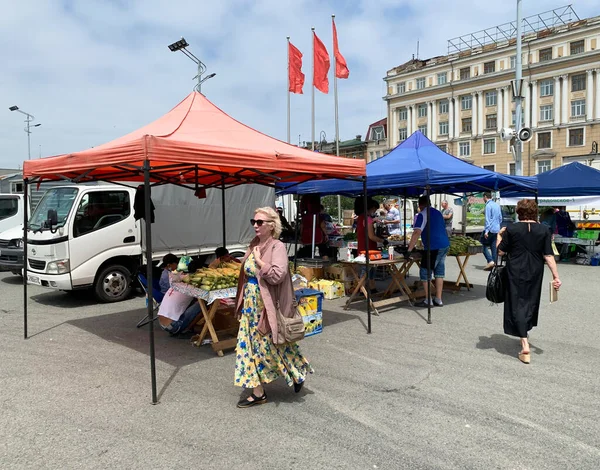 Vladivostok Rusia Julio 2020 Gente Compra Comida Una Feria Alimentos — Foto de Stock