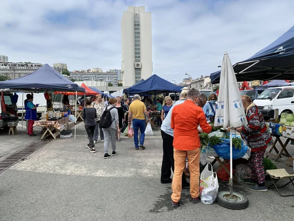 Vladivostok Rusia Julio 2020 Gente Compra Comida Una Feria Alimentos — Foto de Stock