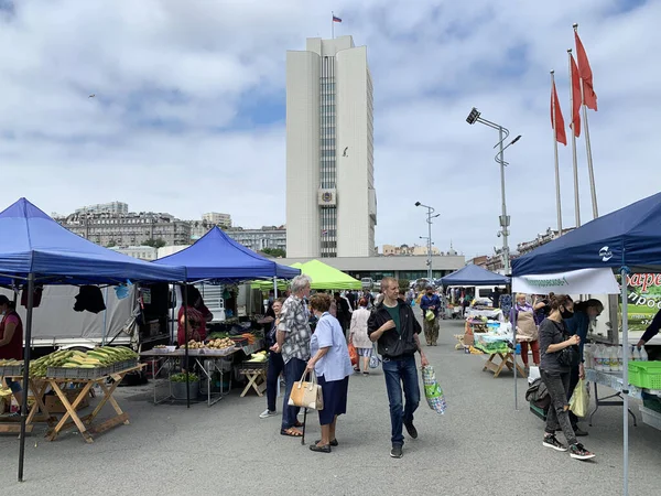 Vladivostok Rusia Julio 2020 Gente Compra Comida Una Feria Alimentos — Foto de Stock