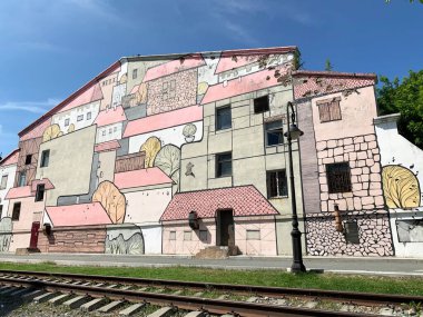 Vladivostok, Rusya, 13 Temmuz, 2020. Güneşli bir günde, Tsesarevich 'in toprak setinde duvarda boyanmış evler olan bir bina.