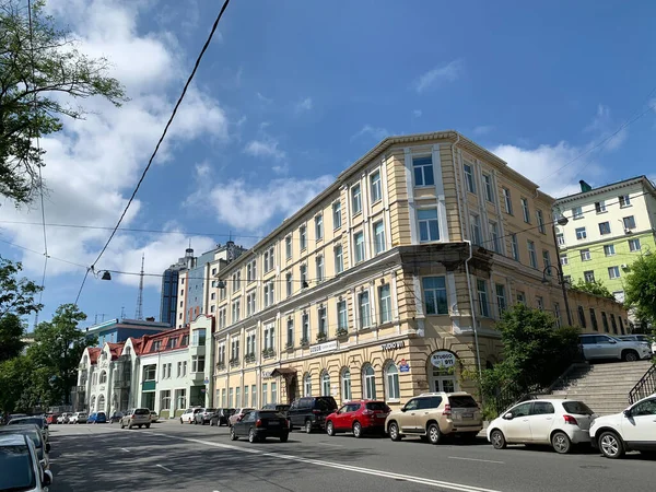 Vladivosztok Oroszország 2020 Július Autók Parkolnak Mellett Egy Apartman Épület — Stock Fotó