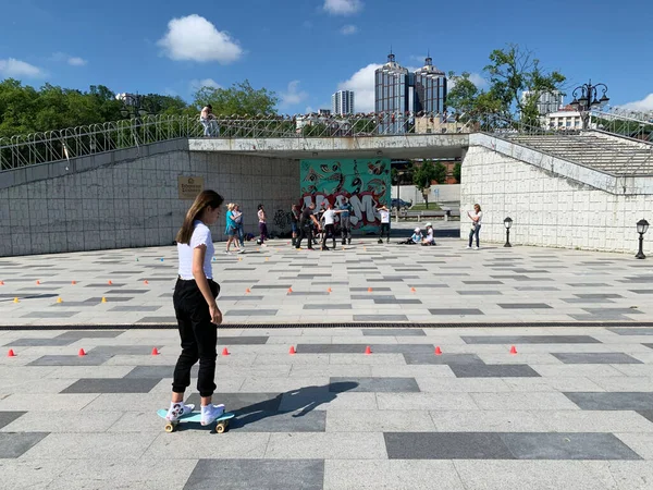 Wladiwostok Russland Juli 2020 Wladiwostok Ein Mädchen Fährt Auf Einem — Stockfoto
