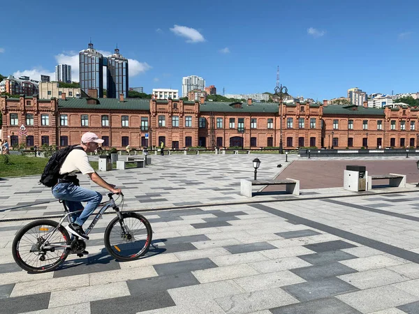 Vladivostok Russia July 2020 Vladivostok Man Riding Bicycle Tsesarevich Embankment — Stock Photo, Image