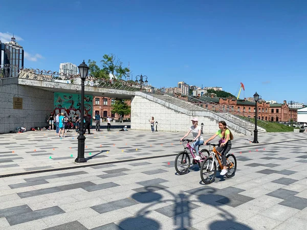 Vladivostok Russia July 2020 여름에는 날에는 딸들이 자전거를 — 스톡 사진
