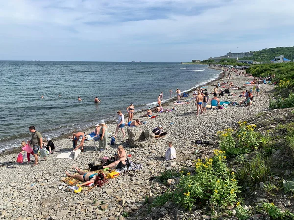 Vladivostok Rusia Julio 2020 Gente Nada Toma Sol Bahía Sobol — Foto de Stock