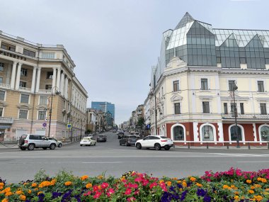 Vladivostok, Rusya, 22 Temmuz 2020. Vladivostok, bulutlu bir yaz gününde Svetlanskaya Caddesi 'nden Okeansky Prospekt manzarası