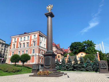 Vladivostok, Rusya, 13 Temmuz, 2020. Güneşli yaz gününde Sovyetlerin gücü için Vladivostok 'ta Savaşçılar meydanında askeri zaferin yıldızı.