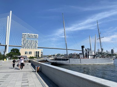 Vladivostok, Rusya, 13 Temmuz, 2020. Yazın Vladivostok 'ta bulunan gemi müzesine (Korabelnaya) demirlemiş olan 