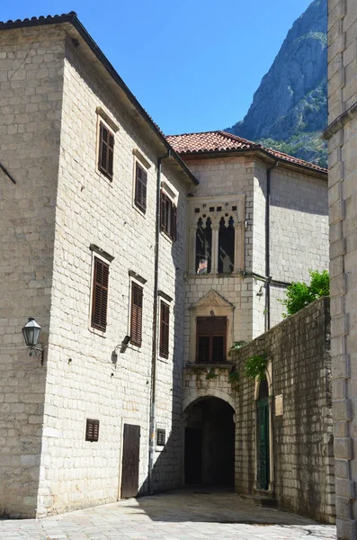 Karadağ Kotor Kentindeki Tarihi Bina — Stok fotoğraf