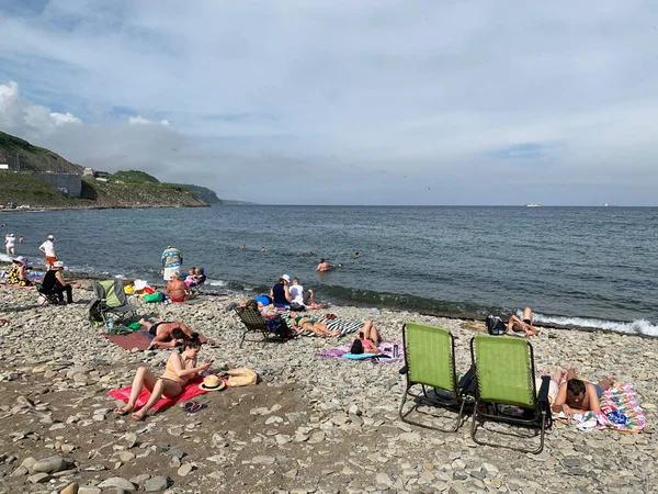 Владивосток Россия Июля 2020 Летом Люди Купаются Загорают Заливе Соболь — стоковое фото