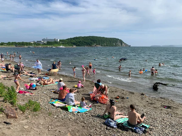 Vladivostok Rusia Julio 2020 Gente Nada Toma Sol Bahía Patrokl — Foto de Stock