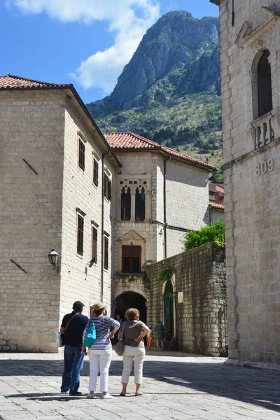 Ciudad Kotor Montenegro Junio 2015 Turistas Caminando Por Las Calles — Foto de Stock